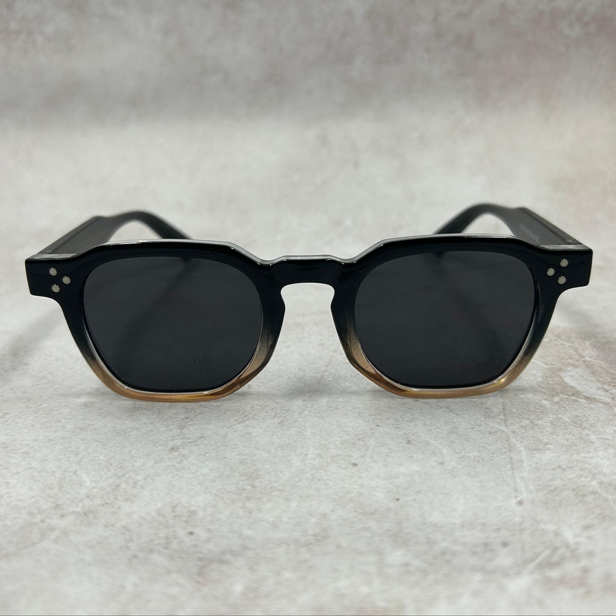 ÓCULOS DE SOL MALÉ - PRETO BRILHO DEGRADÊ NUDE - 1636