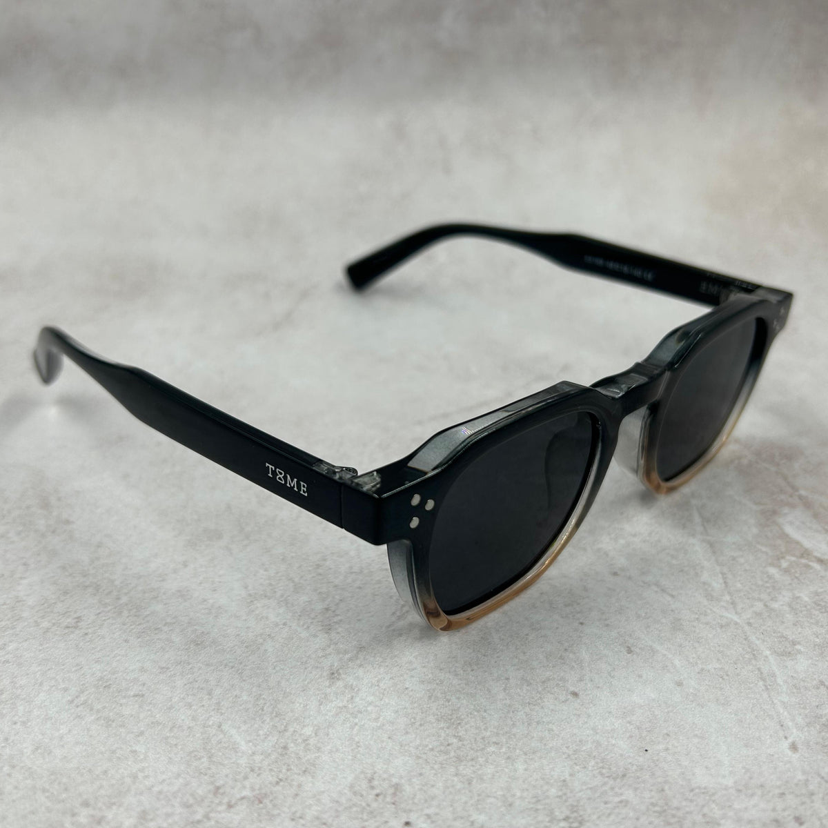 ÓCULOS DE SOL MALÉ - PRETO BRILHO DEGRADÊ NUDE - 1636