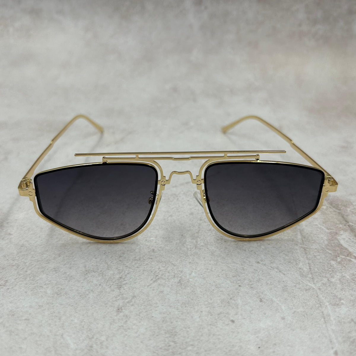 ÓCULOS DE SOL MANILA - DOURADO LENTES PRETO DEGRADÊ - 1632